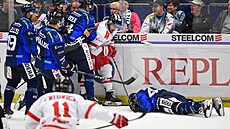 Vítkovický obránce Stuart Percy zstává leet po vraení na mantinel od Jakuba...