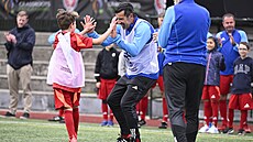 Ambasador UEFA Luis Figo slaví b�hem fotbalového zápasu s d�tmi z místních �kol...