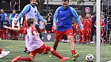 Ambasado�i UEFA a bývalí hrá�i Luis Figo, Vladimír �micer hrají fotbalový zápas...