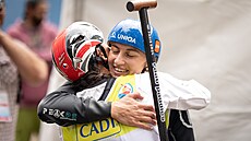 Kanoistka Gabriela Satková p�íjmá gratulace od sestry Martiny po finálové jízd�...
