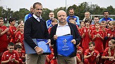 P�edseda Fotbalové asociace �eské republiky Petr Fousek (vpravo) a p�edseda...