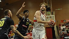 Pardubický pivot Joey Brunk se dere do zakonení v zápase s Opavou. Brání ho...