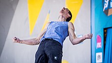 Adam Ondra slaví v semifinále SP ve sportovním lezení v Praze.