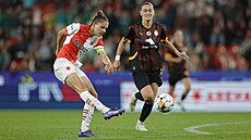 Kapitánka Diana Bartovi�ová ze Slavie pálí v zápase kvalifikace Ligy mistry�.