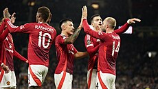 Fotbalisté Manchesteru United slaví branku Christiana Eriksena v Evropské lize...