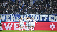 Fotbalisté Hoffenheimu slaví vyrovnávací gól proti Midtjyllandu v Evropské lize.