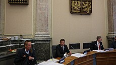 Ivan Barto dorazil na schzi na Úad vlády. Vedle nj Vít Rakuan a Petr...