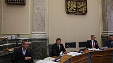 Ivan Barto dorazil na schzi na Úad vlády. Vedle nj Vít Rakuan a Petr...