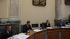 Ivan Barto dorazil na schzi na Úad vlády. Vedle nj Vít Rakuan a Petr...