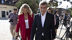 Andrej Babi i jeho manelka Monika odvolí v Prhonicích. (20. záí 2024)