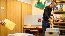 �éf Pirát� Ivan Barto� odvolil  ve �kole na Praze 2. (20. zá�í 2024)