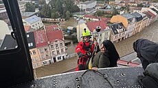 Spole�n� s dal�ími kolegy ze st�edních �ech pomocí lan a palubního je�ábu...