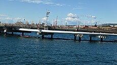 Bílé potrubí táhnoucí se podél kotvi�t� druhého mola p�ístavu v italském...