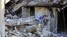 Trosky. Chlapec prochází trosky domu ve vesnici Akbieh na jihu Libanonu, která...