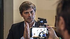 Shromá�d�ní p�íznivc� senátorského kandidáta Marka Hil�era v pr�b�hu s�ítání...