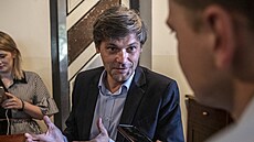 Shromá�d�ní p�íznivc� senátorského kandidáta Marka Hil�era v pr�b�hu s�ítání...