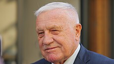 Exprezident Václav Klaus volí s man�elkou Livií v Kobylisích v Praze. (20. zá�í...