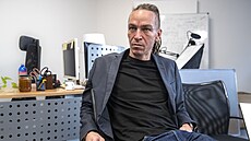 P�edseda Pirátské strany Ivan Barto� bezprost�edn� po se�tení  hlas� do...