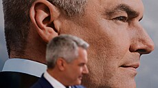 �éf lidovc� a rakouský kanclé� Karl Nehammer hovo�í na záv�re�ném mítinku p�ed...