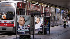 Volební plakáty rakouského kanclé�e Karla Nehammera jsou umíst�ny na tramvajové...