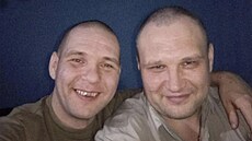 Vrah Dmitrij Maly�ev spolu s vrahem Alexandrem Maslenikovem p�i slu�b� v armád�...