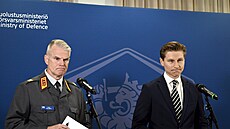 Finský ministr obrany Antti Hakkanen (vpravo) a velitel finské armády...