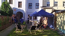 Volební �táb ODS v Jihlav� se teprve schází. Dvorek za Modrým domem v Brn�nské...