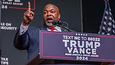 Mark Robinson vystoupil na mítinku Donalda Trumpa v Severní Karolín (14. srpna...