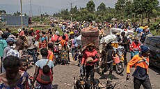 Lidé na út�ku p�ed �leny ozbrojené skupiny M23 v Demokratické republice Kongo...