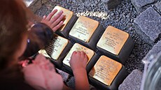 Sedm kamen� zmizelých bylo zasazeno do dla�by u humpoleckého kina, kde stával...