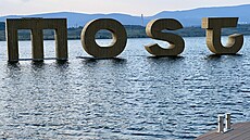 Most vrátil na stejnojmenné jezero obí plovoucí nápis, který se ped msícem...