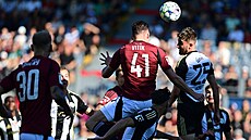 Sparanský obránce Martin Vitík stílí hlavou gól v utkání proti eským...