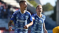 Olomoucký útoník Jan Kliment (vlevo) se raduje ze svého gólu se spoluhráem...