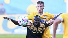 Ostravský úto�ník Abdullahi Tanko si kryje mí� v souboji s Ond�ejem Kri�falu�im...