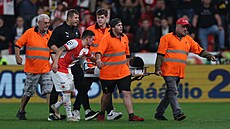 Zranný slávistický stoper Igoh Ogbu je na nosítkách odnáen ze hit,...