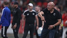 Plzeský trenér Miroslav Koubek kouuje svoje mustvo v utkání proti Slavii. V...