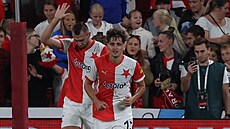 Slávistický útoník Tomá Chorý (vlevo) nechce slavit svj gól proti svému...