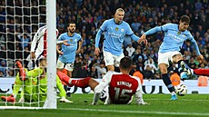 Obránce John Stones z Manchesteru City stílí vyrovnávací gól v 8. minut...