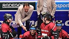 Trenér Pavel Gross dává pokyny sparanské lavice.