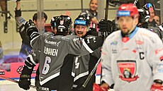 Karlovartí hokejisté se radují z úvodní branky proti Hradci.