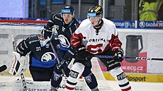 Ondej Hrabík ze Sparty a David Kvasnika z Plzn pihlíí kotoui.