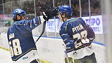 Jaromír Jágr objímá st�elce Jaromíra Pytlíka.