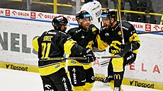 Litvínovtí hokejisté oslavují gól útoníka Petra Koblasy (vpravo).