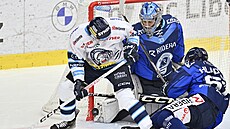 Liberecký útoník Kelly Klíma se snaí dostat k puku v nebezpené situaci ped...