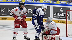 Úto�níci Jakub Orsava (vlevo) z Olomouce a Robert �í�ka z Komety hledají puk...