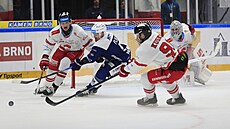 Brn�nský úto�ník Jakub Flek se p�i souboji s Jakubem Sirotou (vlevo) a...