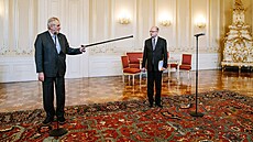 Milo� Zeman v roce 2017 s tehdej�ím premiérem Bohuslavem Sobotkou.