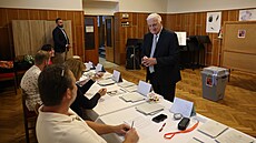 Václav Klaus bhem druhého kola voleb do Senátu. (27. záí 2024)