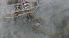 Satelitní snímek spole�nosti Planet Labs z �ervna ukazuje je�áby v lod�nici...