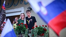 HV�ZDNÝ CYKLISTICKÝ PÁR. Tadej Poga�ar a Ur�ka �igartová p�i Poga�arov� oslav�...